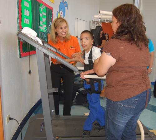 Apoya DIF con terapias de rehabilitación a población abierta